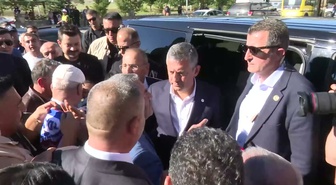 Özgür Özel Ardahan'da pazar esnafını ziyaret etti