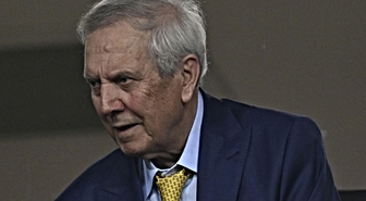 Takımı geride olan Aziz Yıldırım devre arasında harekete geçti