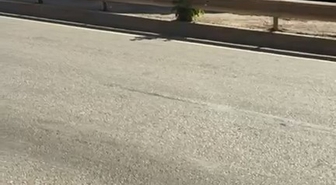 Ters şeride giren servis minibüsü tehlike saçtı