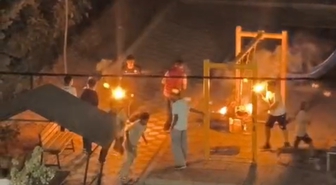 Tutuşturdukları sopalarla parktaki çocukları korkuttular
