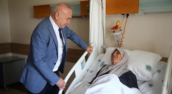 Üç organın birleştiği noktadaki kanserli tümör, hasta uyutulmadan yapılan ameliyatla çıkarıldı