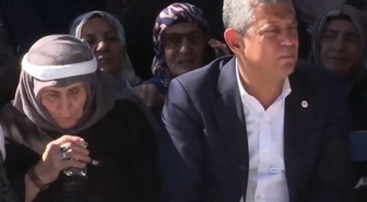 Vatandaş okuyup üflediği suyu Özgür Özel'e içirdi