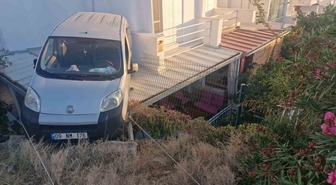 Yazlık evin verandasına otomobil düştü