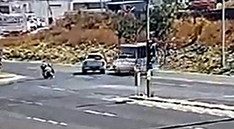 Yolcu minibüsü elektrik direğine çarptı; 1’i bebek 3 yaralı