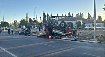 Afyonkarahisar'da otomobil ile arazözün çarpıştığı kazada 1 kişi öldü, 5 kişi yaralandı