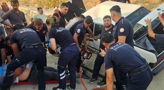 Antakya’da Tofaş hurdaya döndü: 2 yaralı