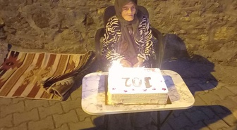 Ayvacık'ta 102 yaşındaki Ayşe ninenin doğum günü pasta kesilerek kutlandı
