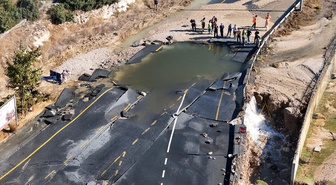 Başakşehir'de İSKİ'ye ait isale hattındaki borunun patlaması sonucu yolları su bastı