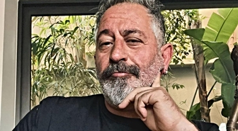 Cem Yılmaz, baston kullanmaya başladı