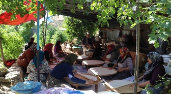 Çorumlu kadınların kış hazırlığı: Tandır başında imece usulü ekmek pişiriyorlar