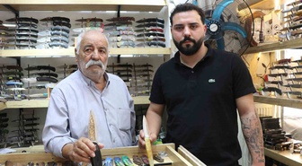 Dede torun aynı dükkanda Sivas bıçağı üretiyorlar