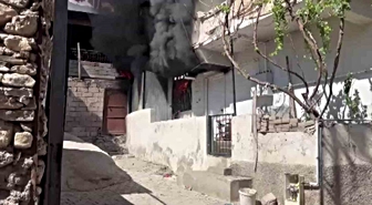 Diyarbakır’da ev alevlere teslim oldu