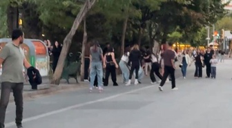Eskişehir'de sokak ortasında bir grup kız çocuğu kavga etti
