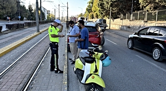 Eskişehir'de otomobilin altında kalan motosiklet sürücüsünü vatandaşlar kurtardı