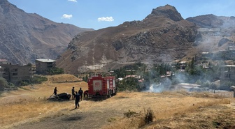 Hakkari’de anız yangını büyümeden kontrol altına alındı