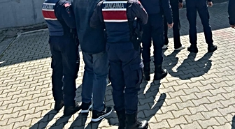 İzmir'de jandarma üniformasıyla girdikleri evden altın çaldılar