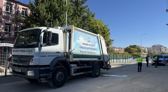 Karaman'da çöp kamyonundan düşen 2 temizlik işçisi yaralandı