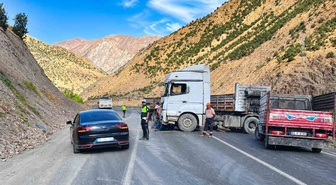 Kontrolden çıkan tır bariyerlere çarptı