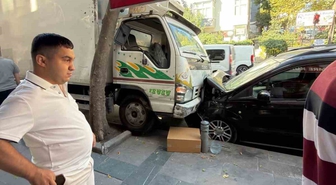 Küçükçekmece’de sürücüsüz kamyonet yokuş aşağı kayıp araçlara çarptı: O anlar kamerada