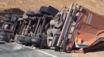 Malatya’da tır devrildi: 2 yaralı