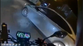 Otomobille çarpışan motosikletin sürücüsü yaralandı; kaza kamerada