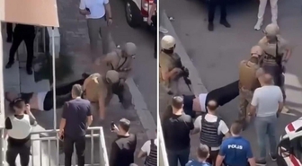 Özel Harekat polisleri, 2 kişiyi öldüren saldırganı binadan böyle çıkardı