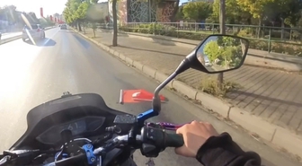 Türk bayraklarını yerde gören kadın kuryeden örnek davranış