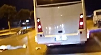 Yol kenarındaki midibüse çarpan motosikletli yaralandı