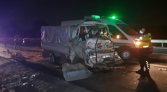 Adana'da tıra çarpan kamyonetteki 2 kişi hayatını kaybetti