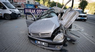 Ankara'da beton mikseri ile otomobilin çarpıştığı kazada 5 kişi yaralandı
