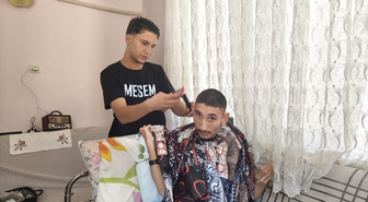 Burdur'da gönüllü öğrenciler özel gereksinimli bireylerin kişisel bakımını yapıyor