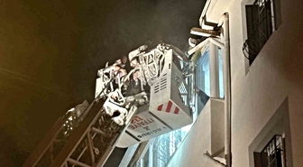 Çorum’da alevlerin sardığı apartman dairesinde mahsur kalan 7 kişi itfaiye merdiveniyle kurtarıldı
