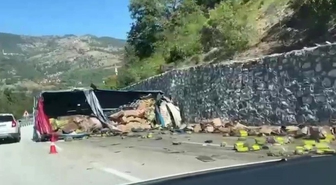 Zeytinyağı yüklü TIR istinat duvarına çarptı! Feci kaza baba ile oğlunu ayırdı