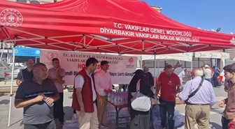 Diyarbakır'da '1001 Hayır Hizmeti' kapsamında vatandaşlara reyhan şerbeti ve su ikram edildi