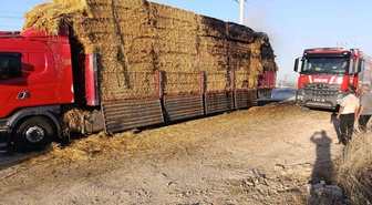 Elmadağ’da bir kamyonetteki saman balyaları yandı