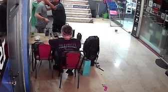 Ereğli’de seyyar satıcının uygulamalı elektroşok tanıtımı esnafı şoke etti