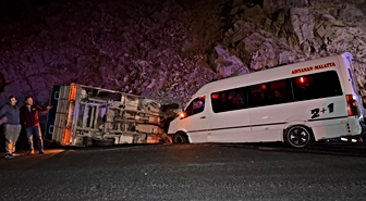 Giresun'da minibüs ile kamyonetin çarpıştığı kazada 23 kişi yaralandı