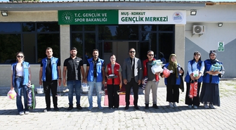Gönüllü gençler köy okulunu çocuklar için yeniledi