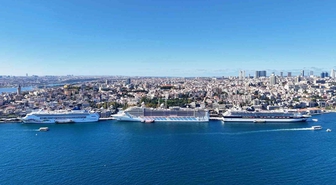 İstanbul siluetine eşlik eden 3 kruvaziyer havadan görüntülendi