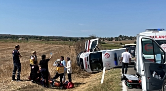 Kırklareli'nde ambulans ile iki otomobilin karıştığı kazada 5 kişi yaralandı