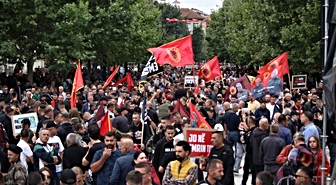 Lahey'de yargılanan eski UÇK komutanlarına Kosova'da destek gösterisi düzenlendi
