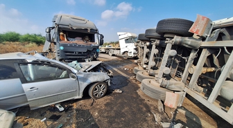Mersin'de karşı şeride geçen tır iki araca çarptı, 1 kişi öldü, 2 kişi yaralandı