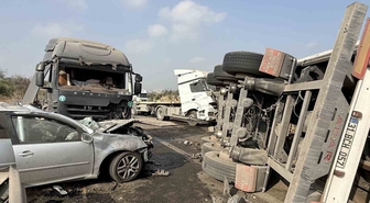 Otoyolda tır karşı şeride geçti, ortalık savaş alanına döndü:1 ölü, 2 yaralı