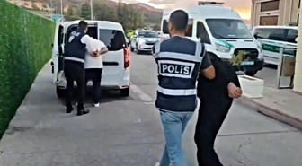 'Polis ve savcıyız' diyerek kandırdılar, altınlarla kaçarken yakalandılar