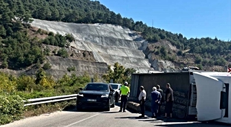 Tokat’ta devrilen tırın sürücüsü yaralandı