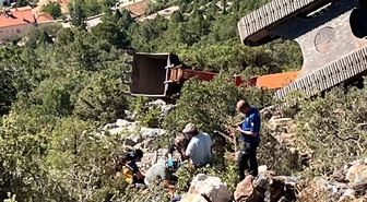 Antalya’da iş makinesi 60 metrelik uçuruma yuvarlandı operatör yaralı kurtuldu