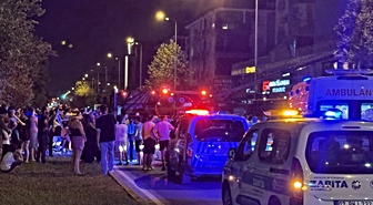 Antalya'da oto galeri dükkanında başlayıp apartmana sıçrayan yangın söndürüldü