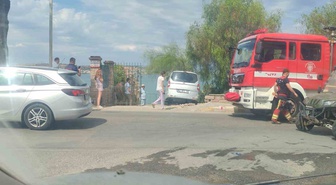 Ayvalık’ta otomobil bahçeye girdi, korkulan olmadı