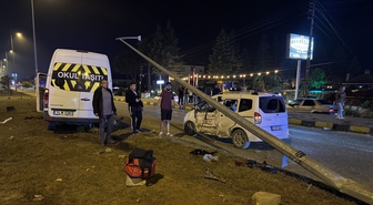 Bartın'da minibüs ile hafif ticari aracın çarpıştığı kazada 21 kişi yaralandı