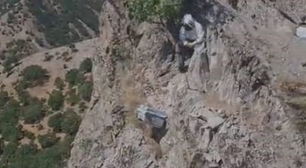 Doğal bal için kayalıklardan sarkıtılan kovanda sağım zamanı